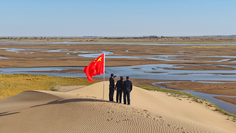 守望生态之美、保护历史之韵!金色戈壁的壮美画卷中,跃动的身身警蓝如锦上花、似点睛笔